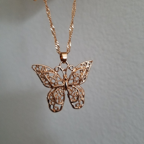 beautiful butterfly necklace - Picture 2 of 2
